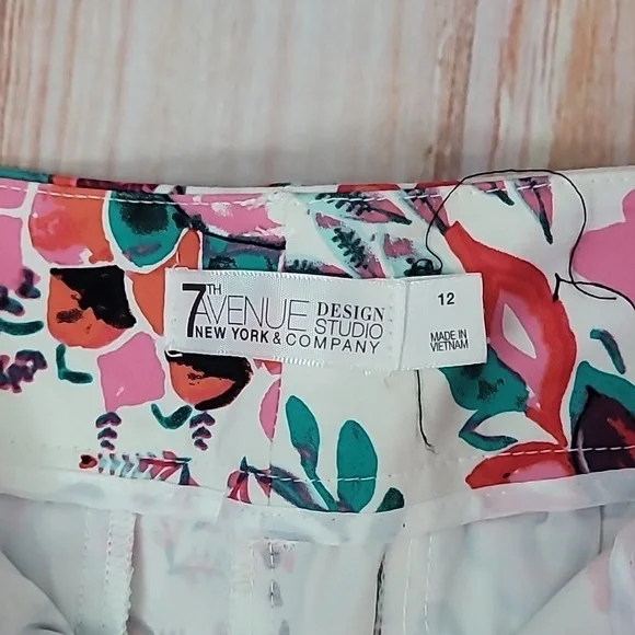 NY&CO 7th Avenue Design Studio Cuffed Shorts - Picture 6 of 11